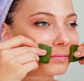 use aloe vera gel to remove your makeup
